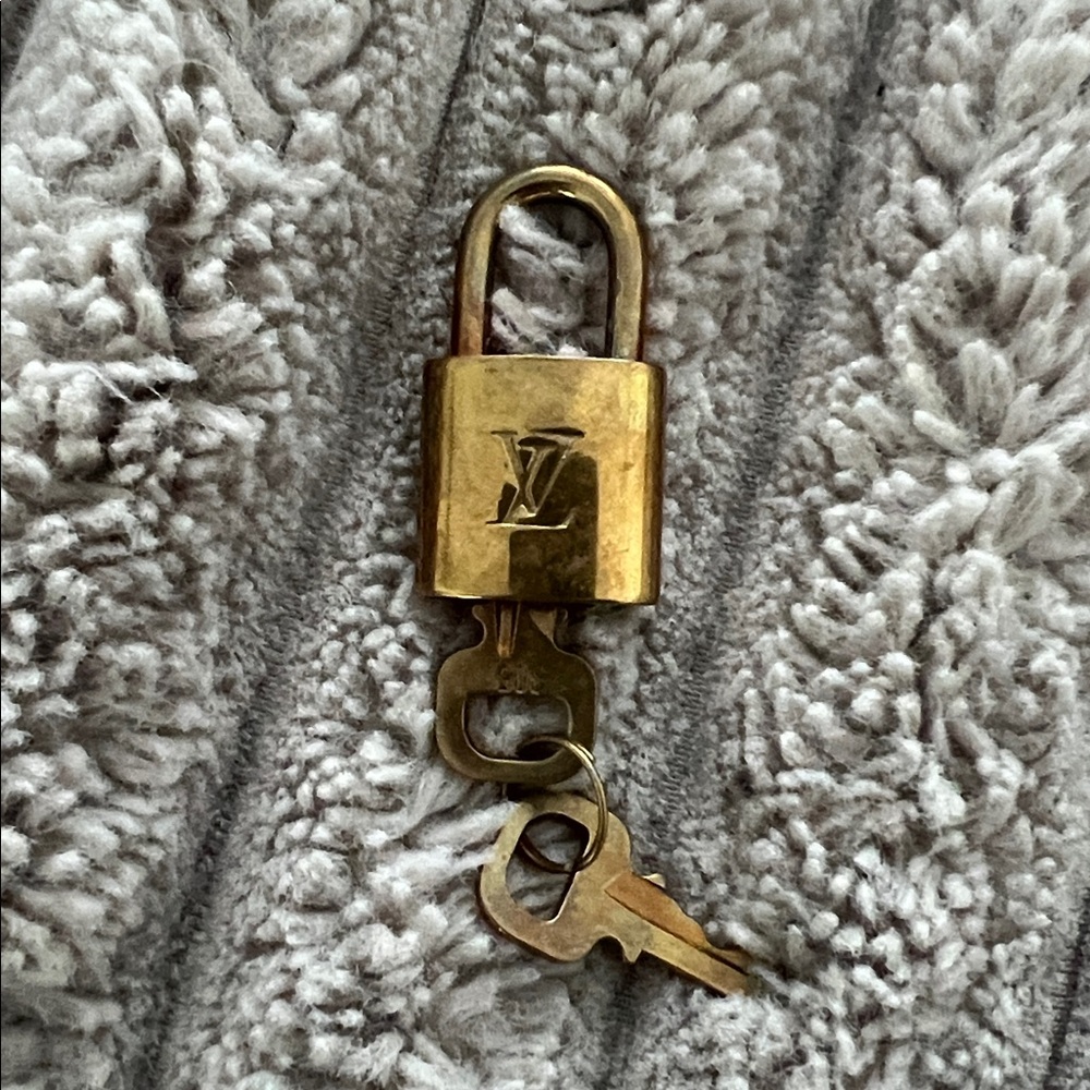 Louis Vuitton Luxurious Pad Lock and Key authentic #305